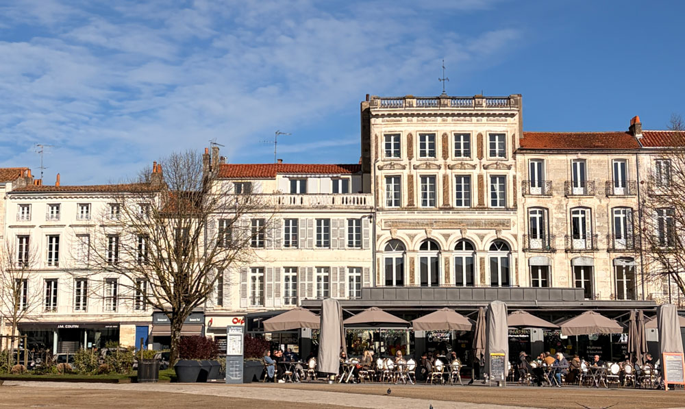 Cafés et façades de la place Colbert à Rochefort